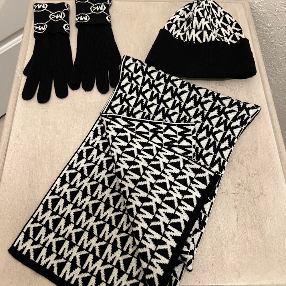 Michale Kors Logo Scarf Hat and Glove 3 Piece Set